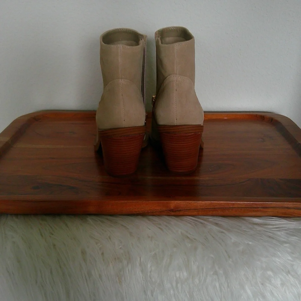 NWOT- Vince Camuto Tan Ankle Boots - Picture 7 of 9